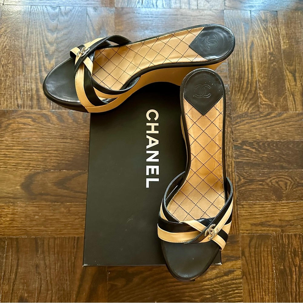 CHANEL BEIGE/BLACK LEATHER WEDGE PLATFORM SLIDE SANDAL - SIZE 40